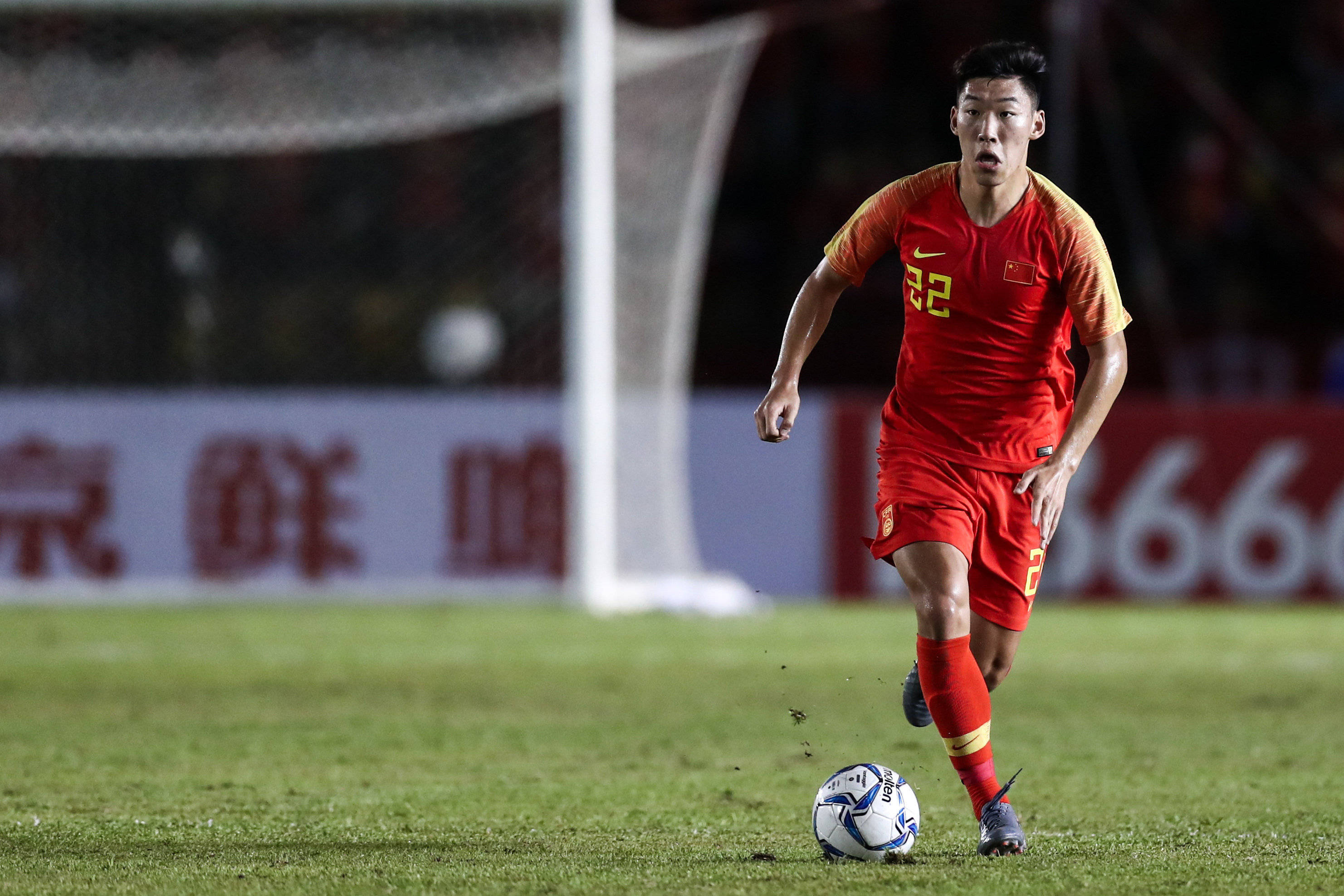 国内足球比赛：年轻球员表现出色